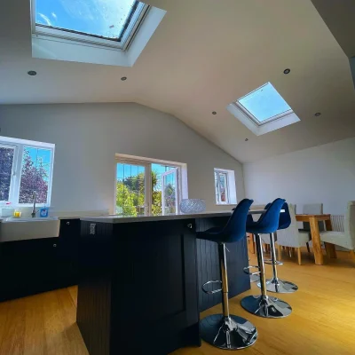 modern-navy-kitchen-breakfast-bar-stools